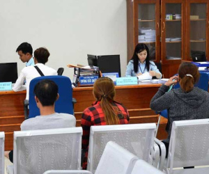 Cà Mau: Cách chức cán bộ ‘hành dân’ đi lại 5 lần và phải chi tiền mới làm giấy khai sinh
