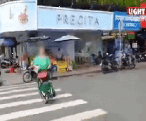 Nữ du khách ngơ ngác khi bị gã trai ăn mặc lịch sự giật điện thoại trong nháy mắt