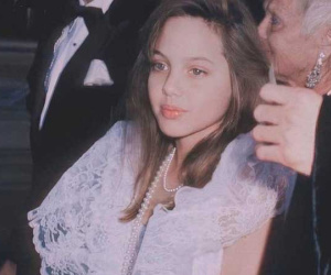 Vẻ đẹp trong trẻo hút hồn của chị đẹp Angelina Jolie năm 11 tuổi