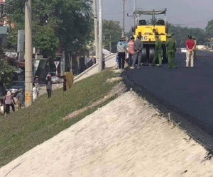 Đi bộ trên đường đang thi công, người đàn ông bị xe lu cán chết