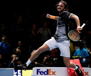 Tsitsipas đòi lại món nợ từ Medvedev ở trận ra mắt ATP Finals
