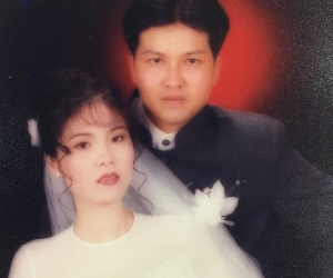 Bỏ ra tận 10 cây vàng ra để tổ chức đám cưới, cô dâu thay 6 cái váy nhưng thân thế thực sự của 'đại gia' thập niên 90 khiến ai cũng ngỡ ngàng