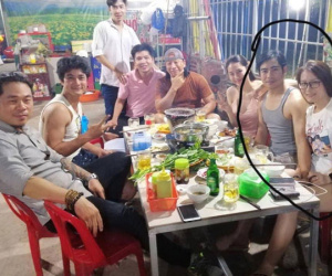 Thanh Bình bất ngờ bị lộ ảnh nắm tay thân mật với một cô gái lạ giữa tin đồn trục trặc hôn nhân