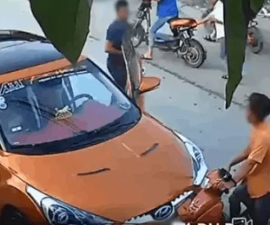 Video: Sang đường ẩu đâm trực diện ô tô, nam thanh niên bị tài xế đấm liên tục vào mặt