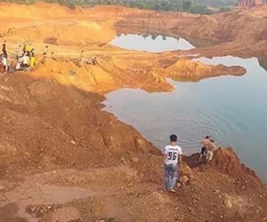 Trượt chân ngã xuống hố khai thác quặng, 2 học sinh chết đuối thương tâm