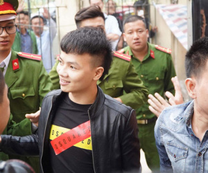 Video: Khá Bảnh tươi cười khi đến phiên tòa xét xử