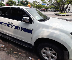 Ôtô dán chữ 'An ninh miền Bắc' lùi ngược chiều ở Cần Thơ