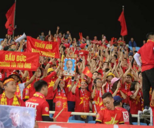CĐV hô vang 'Việt Nam chiến thắng' trên khán đài sân Mỹ Đình