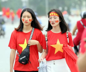 CĐV 'nhuộm đỏ' quảng trường SVĐ Mỹ Đình trước trận Việt Nam - UAE