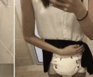 Vào nhà vệ sinh kéo váy để 'seo phì', nữ sinh 19 tuổi khiến cư dân mạng rùng mình vì nguyên do