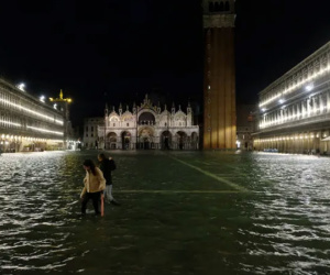 Video: Venice chìm trong biển nước ngày triều cường dâng cao, người dân và khách du lịch bơi trên phố