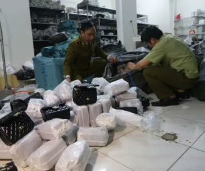 Đột nhập kho buôn ở Hà Nội, phát hiện hơn 1.000 túi xách 'hàng hiệu' giá chỉ từ 40.000 đồng/chiếc