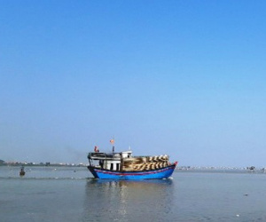 Cứu sống 7 ngư dân Thanh Hóa gặp nạn trên biển