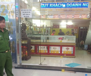 Công an truy bắt 2 kẻ dùng súng cướp tiệm vàng