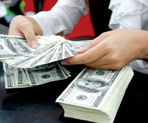 Giá USD tự do lao dốc