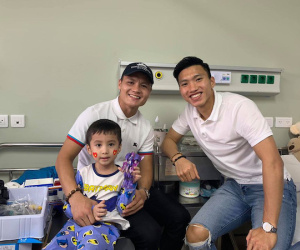 Nghe tin bé Tôm 'Điều ước thứ 7' xạ trị lần đầu, Quang Hải, Văn Hậu vội vàng vào viện thăm 'chiến binh' nhí