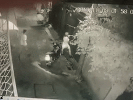 Video: Vừa mở cổng vừa mải nghe điện thoại, cô gái bất ngờ bị nam thanh niên xông đến ôm ấp, sàm sỡ từ đằng sau