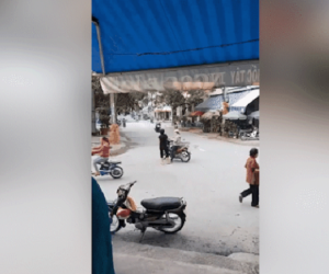 Clip: Cư dân mạng ngán ngẩm với 2 phụ nữ thể hiện 'đam mê' ngay giữa ngã tư
