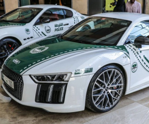 Cảnh sát Dubai khoe xe ở triển lãm Dubai Motor Show