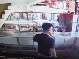 Clip toàn cảnh nam thanh niên nổ súng cướp tiệm vàng rồi tẩu thoát trong chưa đầy 1 phút ở Sài Gòn