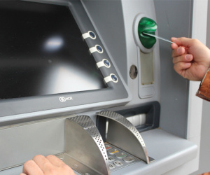Vietcombank giảm phí rút tiền ATM từ hôm nay, loạt ngân hàng khác cũng chạy đua phí 0 đồng