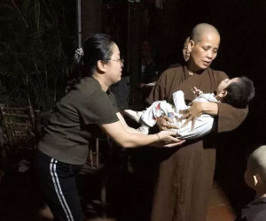 Hải Dương: Bé trai 2 tuổi bị bỏ rơi trong đêm trước cửa nhà dân