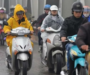 Thời tiết ngày 18/11: Không khí lạnh tràn về, người miền Bắc đi làm trong mưa rét