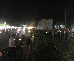 Hàng trăm người dân hiếu kỳ bất chấp nguy hiểm, đứng tràn ra cả hai làn đường xem tai nạn chết người