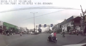Video: Vượt đèn đỏ tạt đầu ôtô, hai người đi xe máy bị tông trực diện