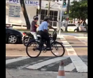 Video: Pha dừng đèn đỏ gây lú của người đàn ông đi xe đạp khiến dân mạng thích thú