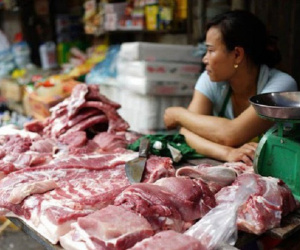 Vì sao người bán hàng dùng giẻ để lau thịt?