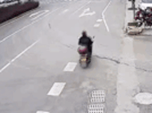 Video: SUV mất lái đã đâm thẳng vào hàng cây và 3 chiếc xe máy