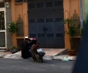 Cho crush ăn uống, xem phim đều 'như vắt chanh' tới hơn 1 năm, thanh niên tỏ tình thất bại vẫn quỳ gối trước cửa nhà không đi