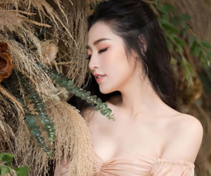Cầu thủ Tiến Linh tặng quà cho con trai Á hậu Tú Anh