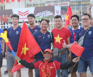 CĐV Việt Nam thân thiện chụp hình chung CĐV Thái Lan trước sân Mỹ Đình
