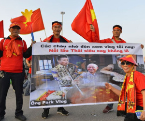 CĐV Việt Nam 'nhuộm đỏ' SVĐ Mỹ Đình trước trận đấu với đội tuyển Thái Lan