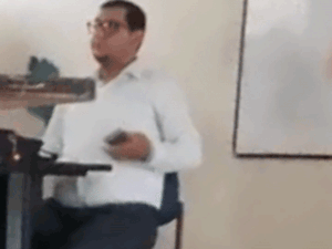 Thầy giáo cầm sẵn điện thoại để chụp lén dưới váy nữ sinh khi kiểm tra bài tập
