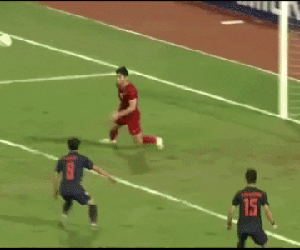 VIDEO: Văn Hậu hóa Phil Jones, lao người cản phá bằng đầu đầy dũng mãnh