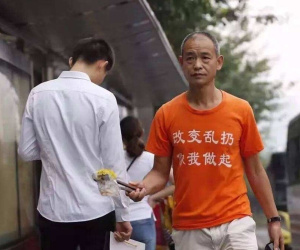 Triệu phú Trung Quốc bị chửi bới, đánh đập vì nhặt rác trên đường