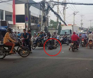 Quốc lộ kẹt xe nghiêm trọng vì người đàn ông say xỉn ngủ giữa đường