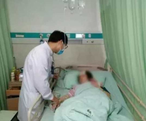 Bị chảy máu não, liệt nửa người vì vừa nằm vừa dùng điện thoại