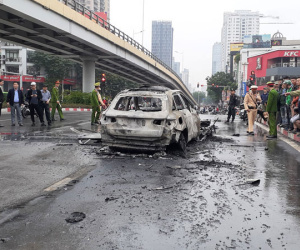 Vụ xe Mercedes gây tai nạn liên hoàn rồi bốc cháy: Chưa xác định được danh tính cô gái bị cán tử vong