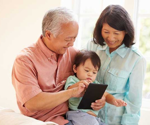 Bố mẹ chồng phân chia thời gian trông cháu với bố mẹ đẻ