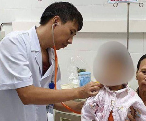 Uống nhầm dầu hỏa, bé gái 2 tuổi nhập viện cấp cứu