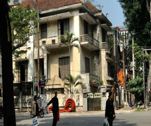Bên trong căn biệt thự kiểu Pháp hoang tàn trên 'đất vàng' Hà Nội trở thành nơi gửi xe