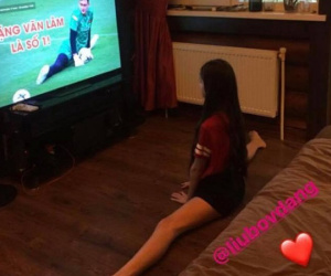 Đăng ảnh màn 'cover' xoạc ngang cực đỉnh của em gái, Đặng Văn Lâm tự hào khoe khéo: 'Nhà không có gì ngoài dẻo'