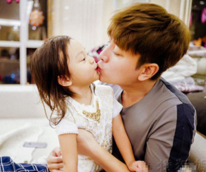 Truyền thông xứ Trung phơi bày 'góc khuất' của Giả Nãi Lượng: Giành quyền nuôi con bất thành, bạn gái mới rắp tâm chia cách hai bố con