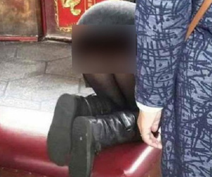 Quỳ rạp xuống đất bái Phật để tỏ lòng thành kính, cô gái trẻ bị 'ném đá' dữ dội vì thứ tai hại này