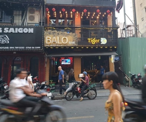 Thanh niên nghi 'ngáo đá' cầm dao cố thủ trên phố Bùi Viện