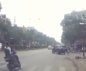 Video: Phóng tốc độ cao tông thẳng vào đầu ô tô khiến người xem rùng mình